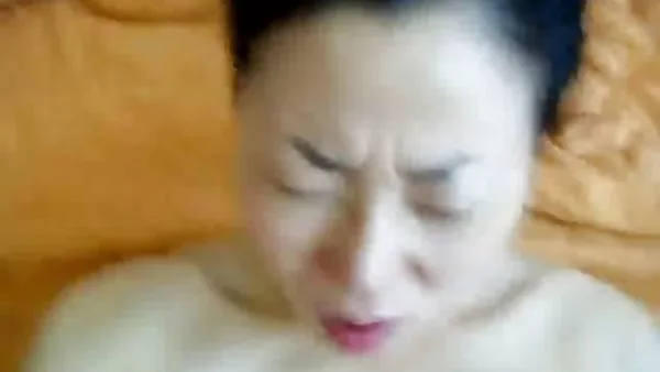 母乳喂养掩盖着性感的中国音频色情制品问题的文件，供免费下载